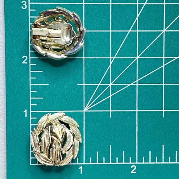 Stud Clip On Earrings Light Gold Tone Layered Leaves - Picture 7 of 7